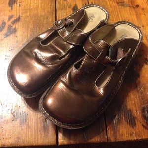Alegria clogs. Bronze