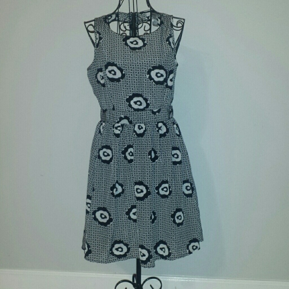 Adorable black and white floral dress