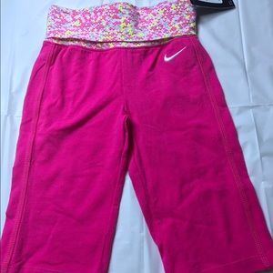 PRICE DROP 🎊 NWT Nike Girls Size 4 pink capris!!!
