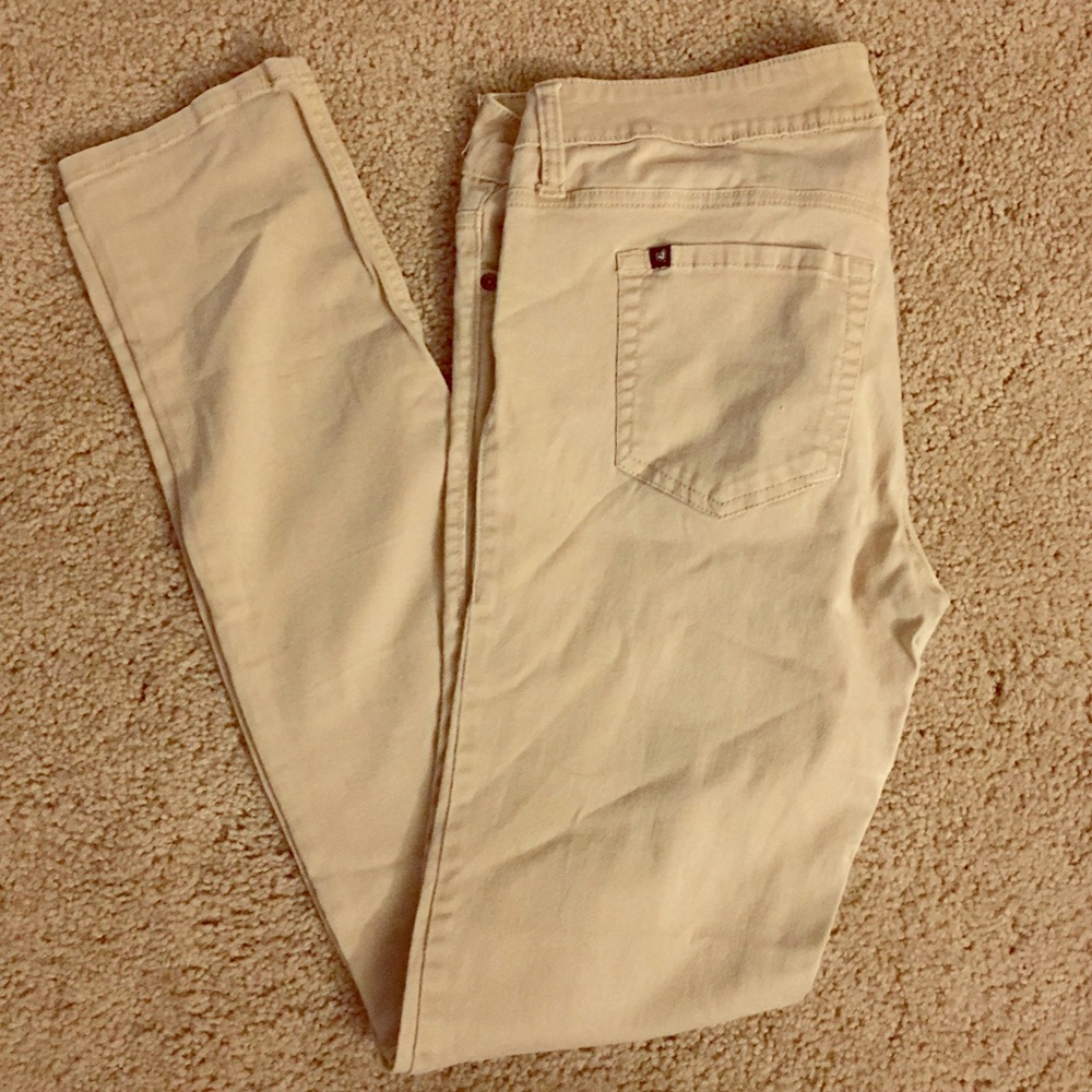 Khaki colored skinny jeans