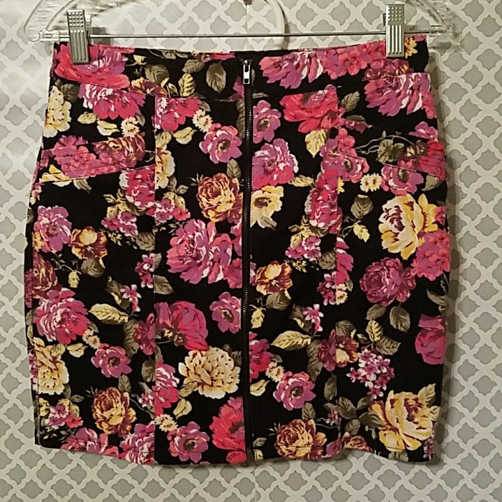 Front zip mini floral skirt
