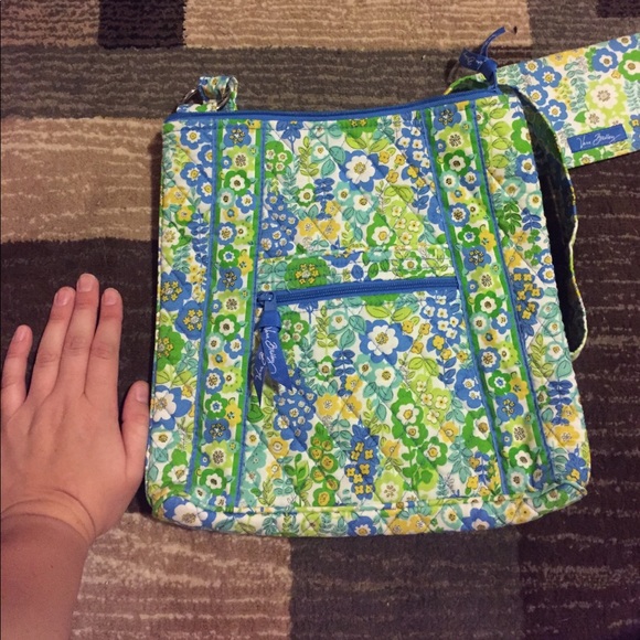 Vera Bradley cross body bag with checkbook cover - Picture 3 of 4