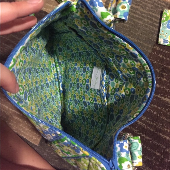 Vera Bradley cross body bag with checkbook cover - Picture 4 of 4