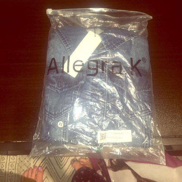 Jean jacket/ size medium/ never worn - Picture 1 of 4