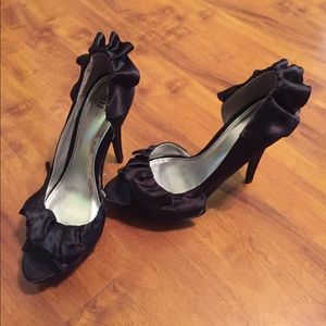 $⬇️ SHI BY JOURNEYS hi heels