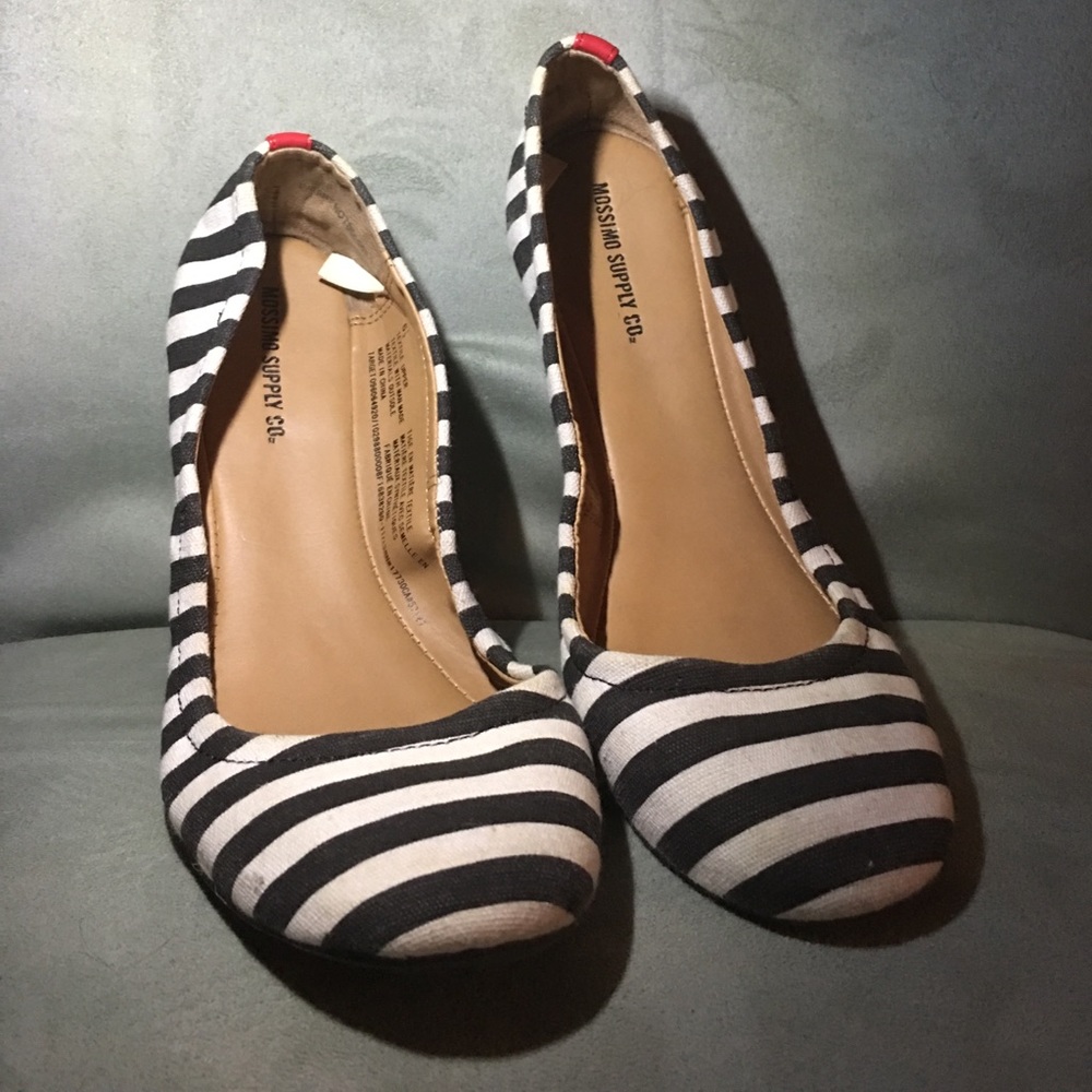 BLACK AND WHITE STRIPED FLATS