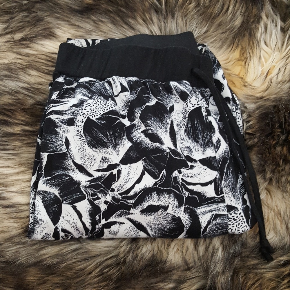 Black and white floral print drawstring pants sz10