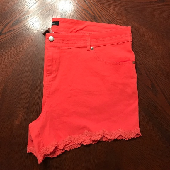 Crochet trim shorts. - Picture 2 of 3