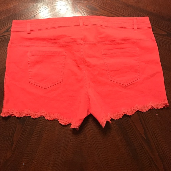 Crochet trim shorts. - Picture 3 of 3