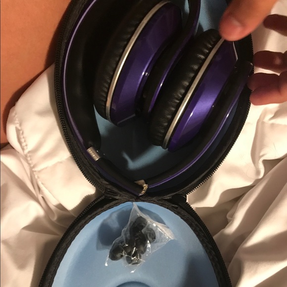 Beats studio headphones & beats in ear headphones! - Picture 4 of 4