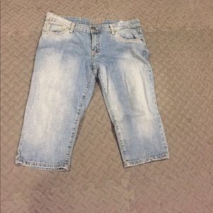 Women's denim capris