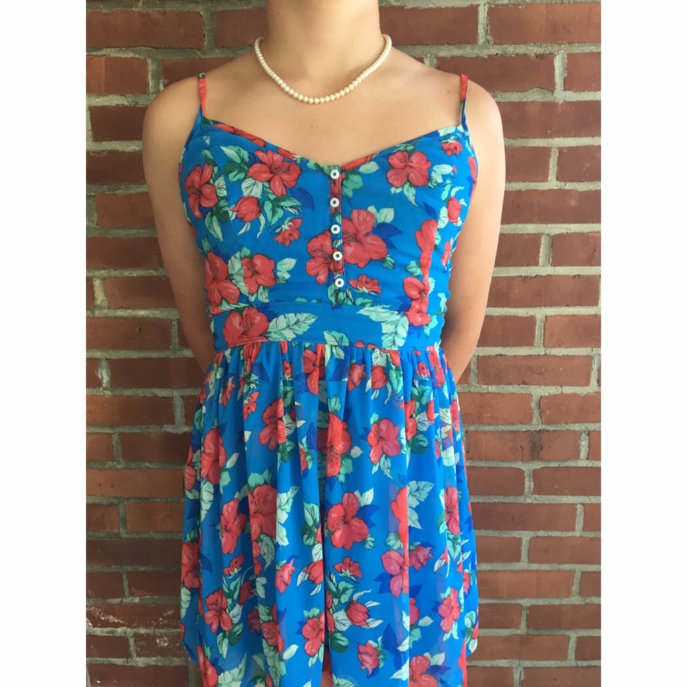 ❄️🌲WINTER SALE☃️💨 Super cute floral dress