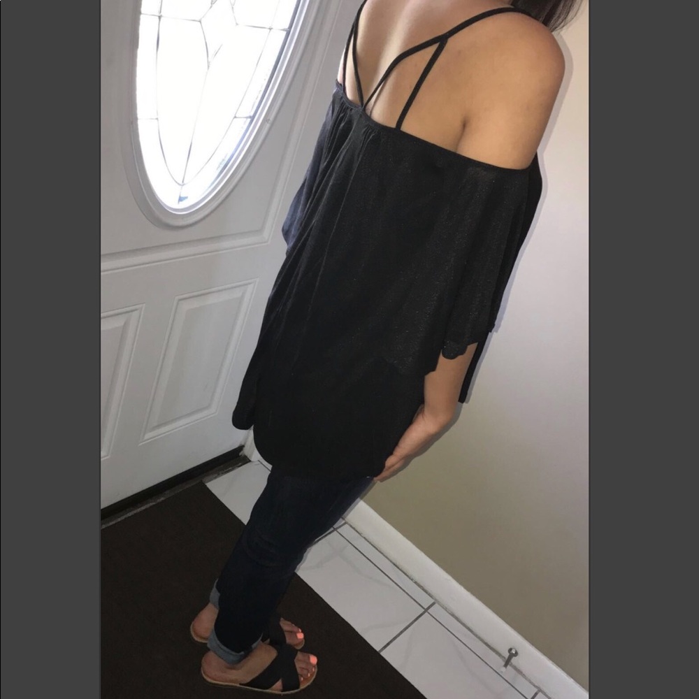 Shoulder Top!🖤 - Picture 3 of 4