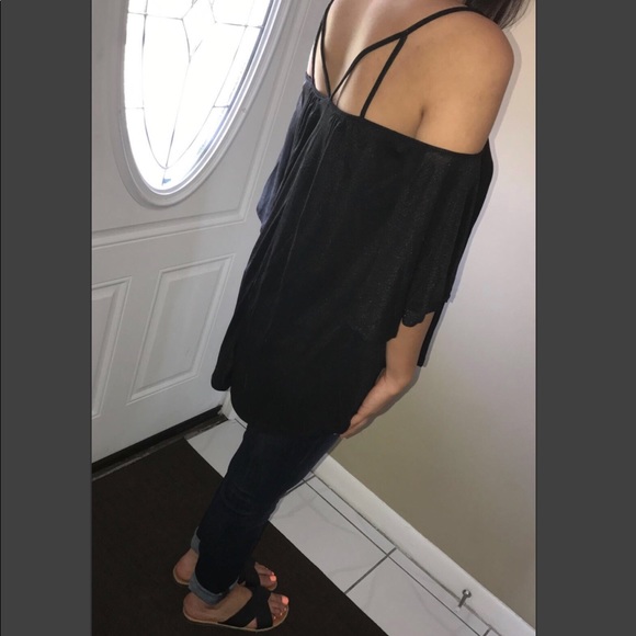 Shoulder Top!🖤 - Picture 3 of 4