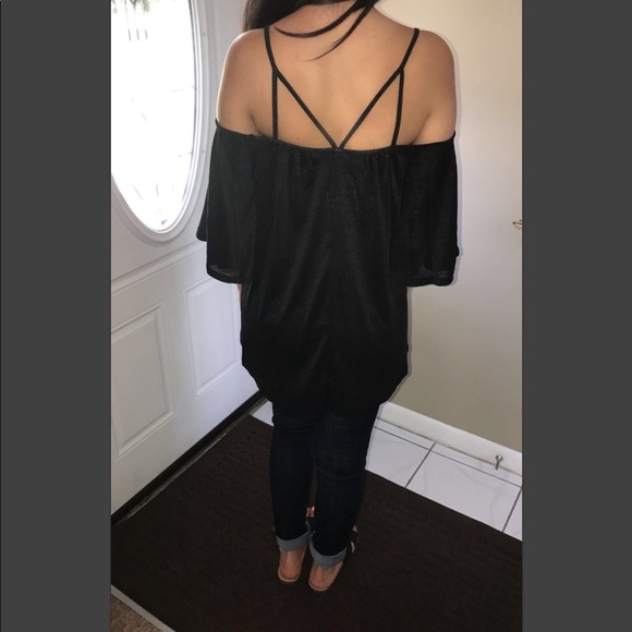 Shoulder Top!🖤 - Picture 2 of 4
