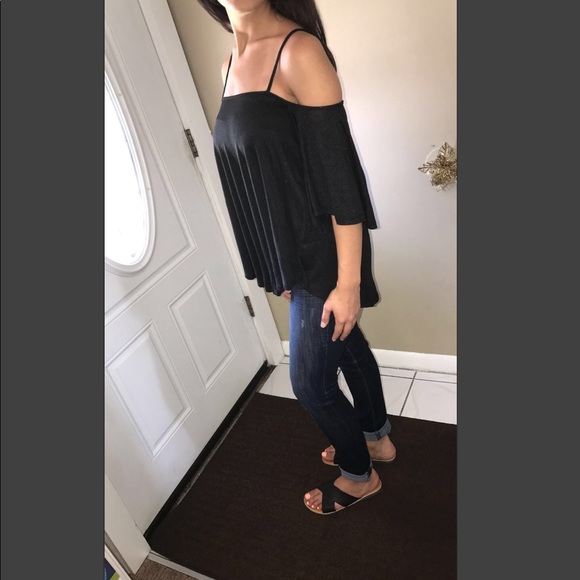 Shoulder Top!🖤 - Picture 4 of 4