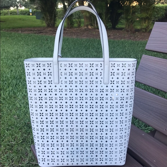 SOLD 💢 Michael Kors Hayley - Large Tote - Picture 2 of 8