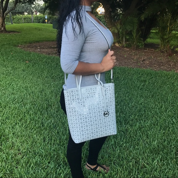 SOLD 💢 Michael Kors Hayley - Large Tote - Picture 4 of 8