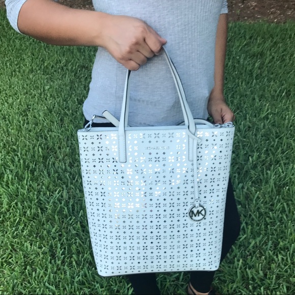 SOLD 💢 Michael Kors Hayley - Large Tote - Picture 6 of 8