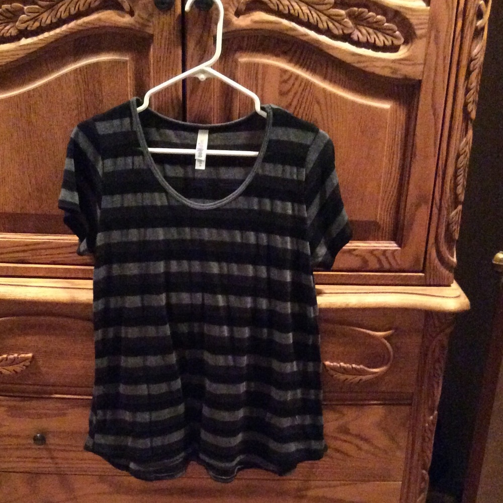 LuLaRoe Medium Classic Tee