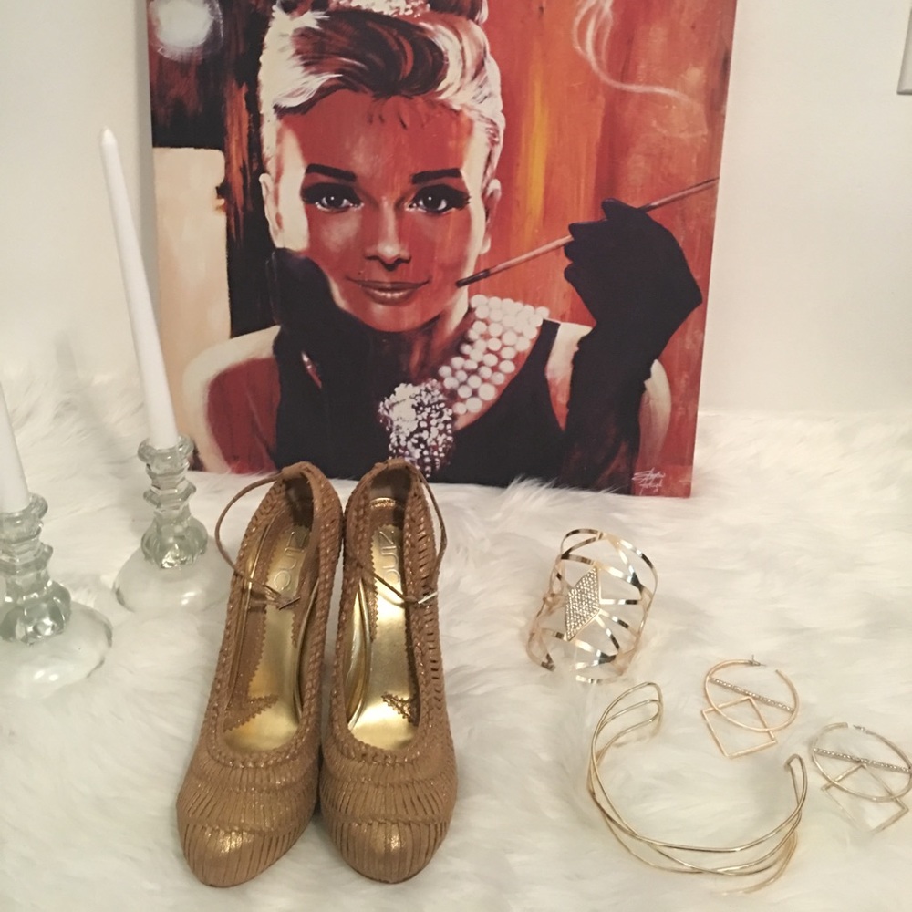 Zinc Basket Weave Gold Pumps