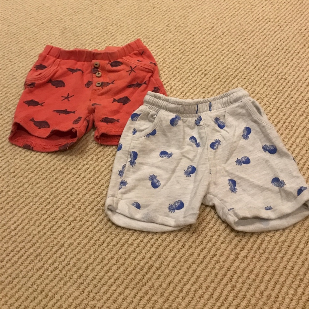 Bundle of printed Zara shorts - 12/18M.