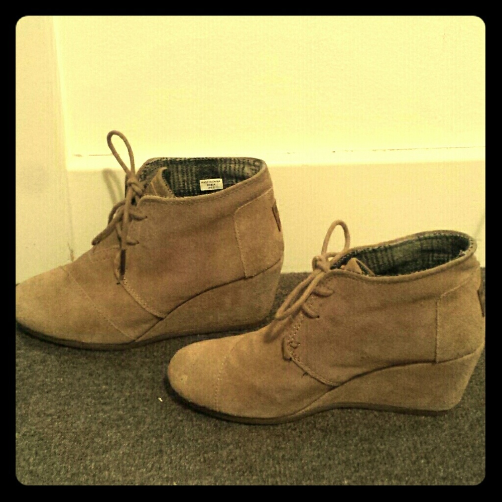 Toms Desert Wedges in gray, taupe lace up booties