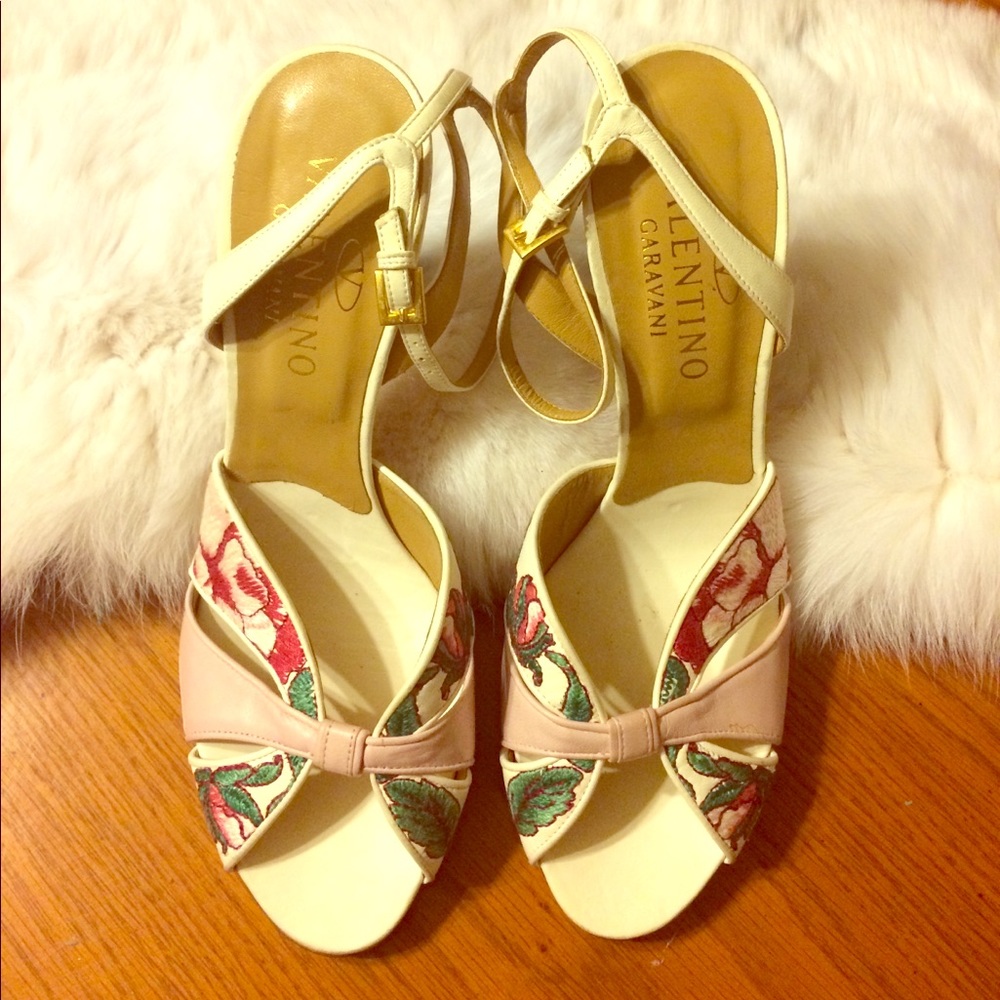 Valentino embroidered Heels💕