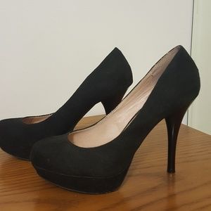 Olsenboye black platform pump. Size 7.
