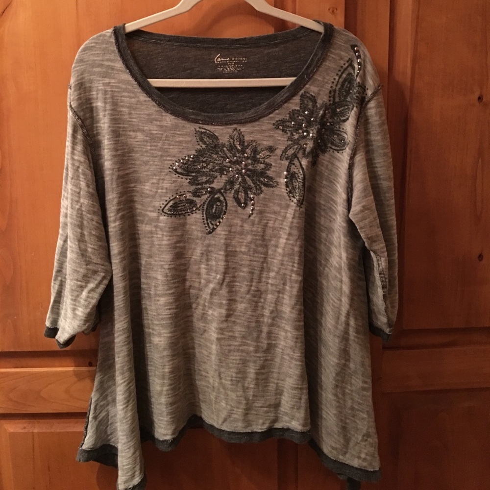 Cute top with flower details