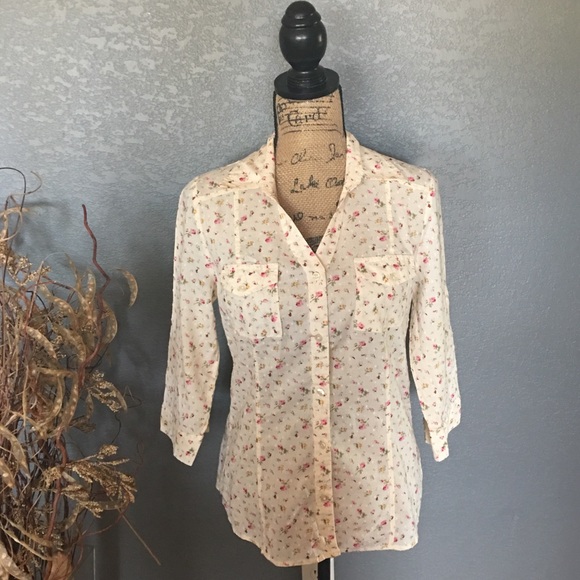 a.n.a Tops - ⭕️ANA Blouse🌷Small Rose Pattern