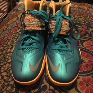 Nike lebron soldiers