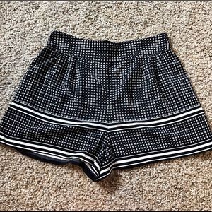 High-waisted B&W Polkadot Fashion Shorts