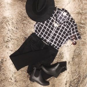 🐞SOLD🐞 Black Plaid Cropped Short Sleeve Button