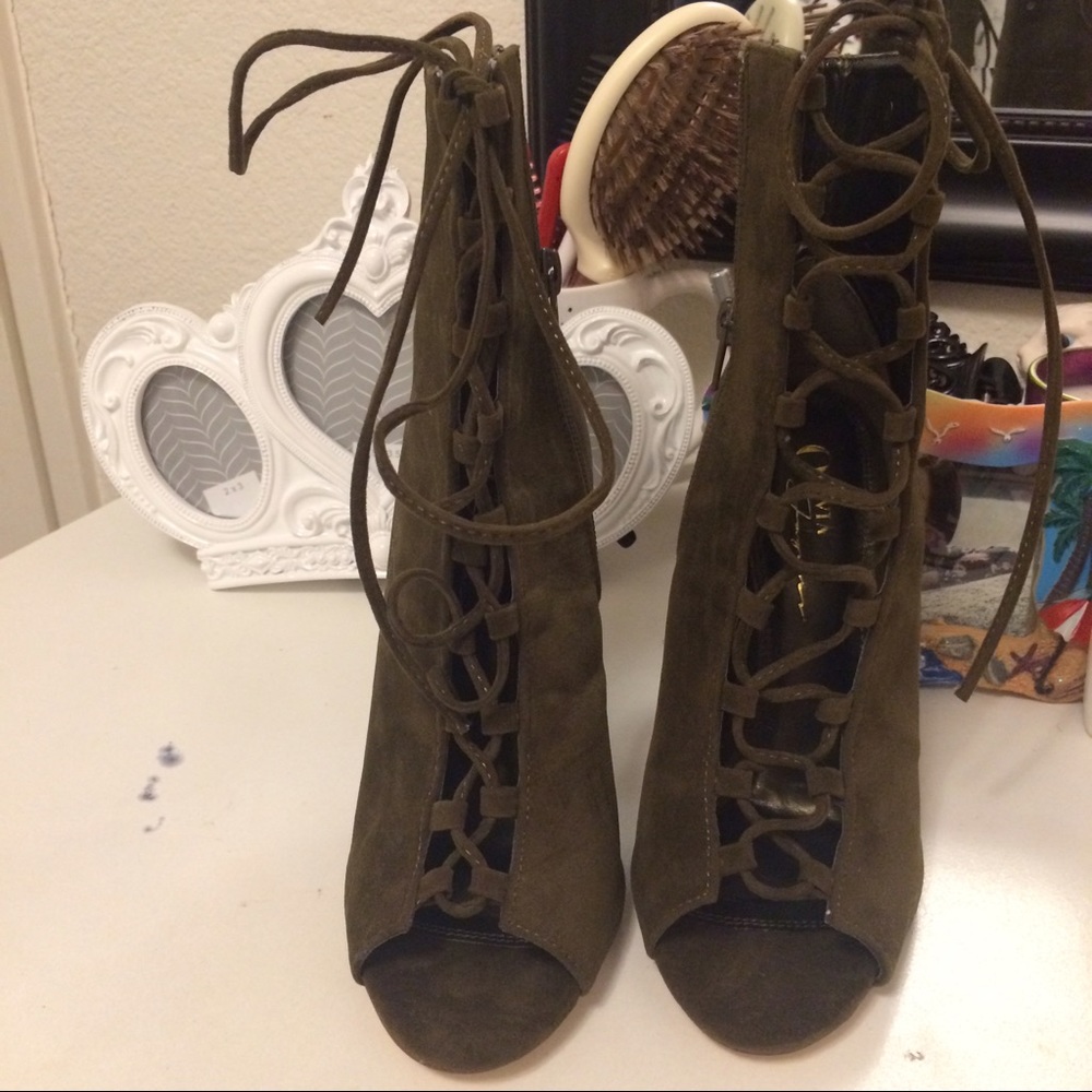 📍SOLD 📍Olive Lace Up Shoes Heels