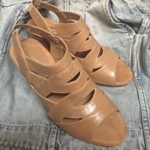 AEROSOLES nude heel