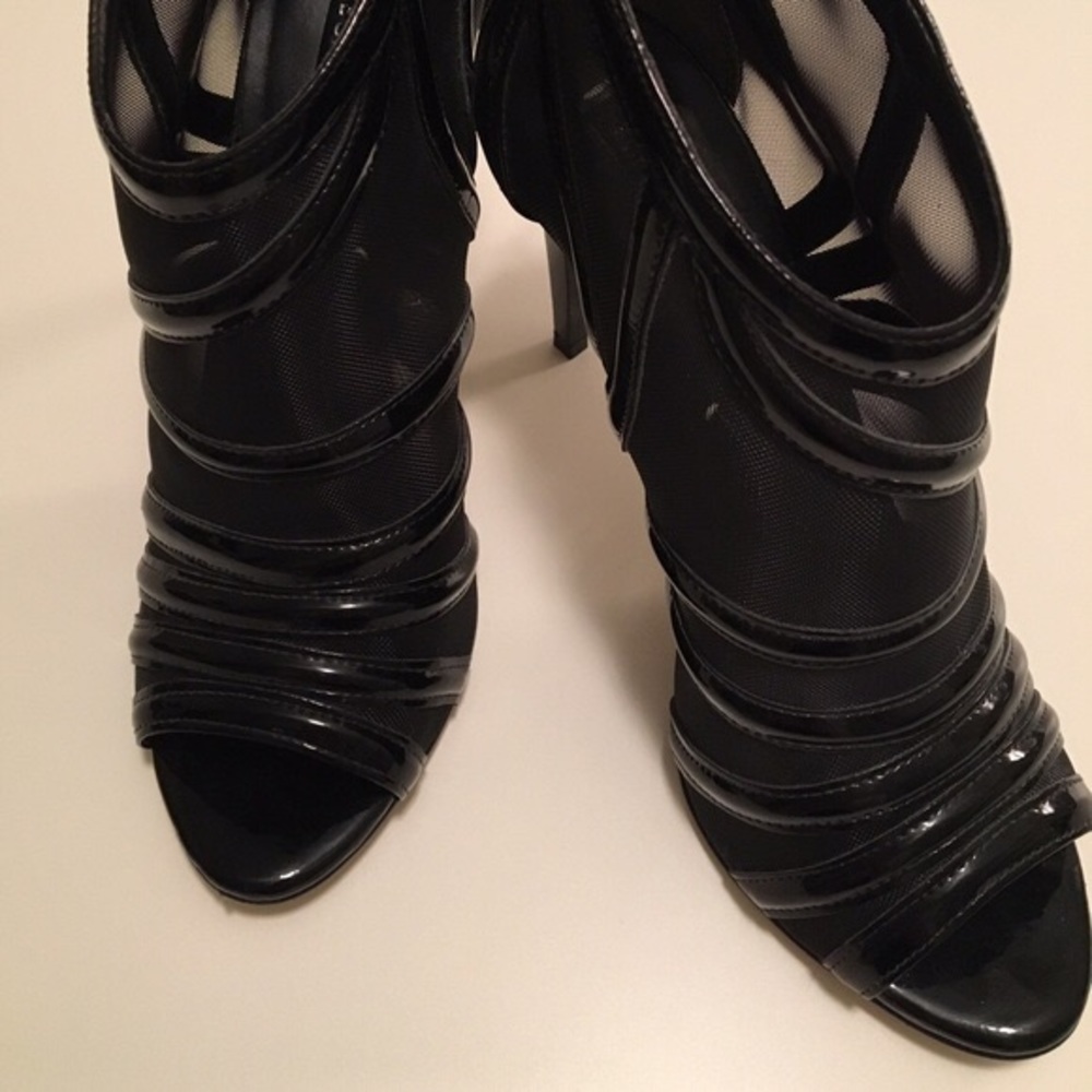 BRAND NEW BCBG MAXAZRIA Black leather BOOTIE HEELS - Picture 3 of 7