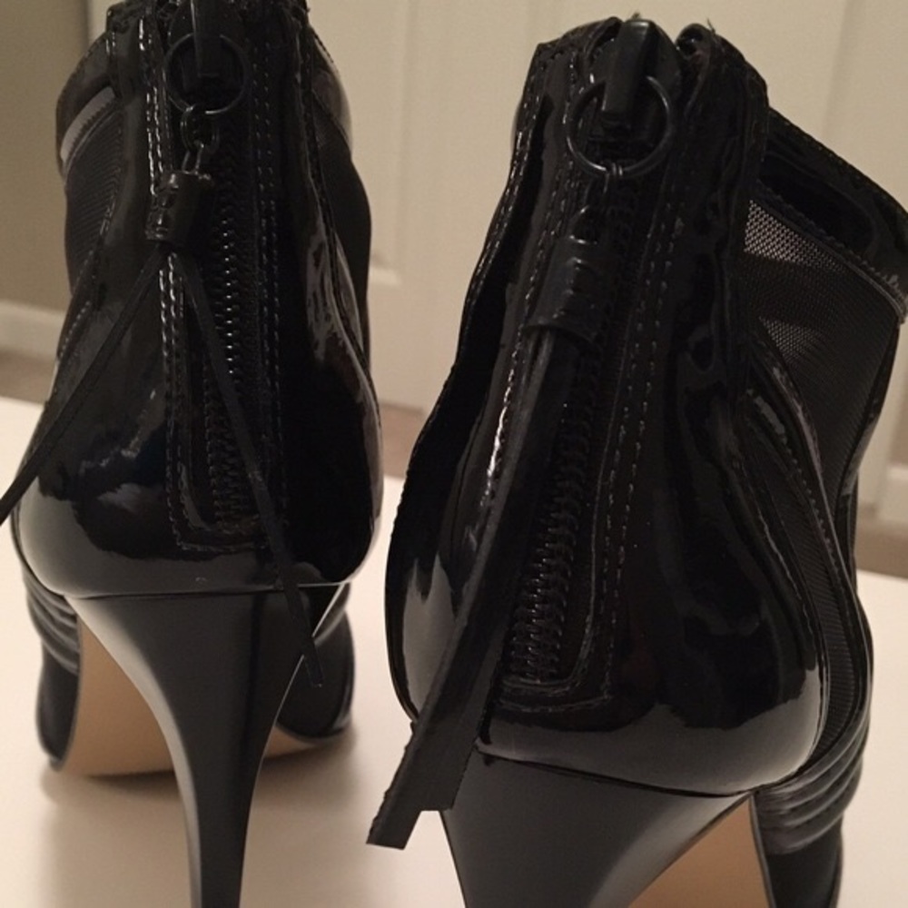 BRAND NEW BCBG MAXAZRIA Black leather BOOTIE HEELS - Picture 4 of 7