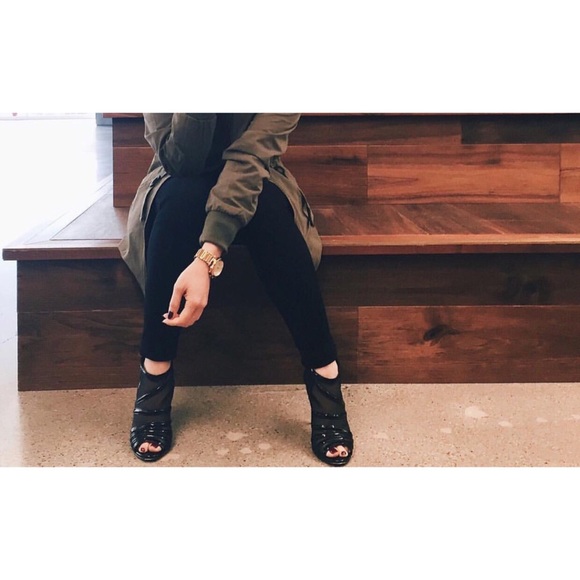 BRAND NEW BCBG MAXAZRIA Black leather BOOTIE HEELS - Picture 7 of 7