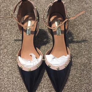 Halogen pointed black sandals