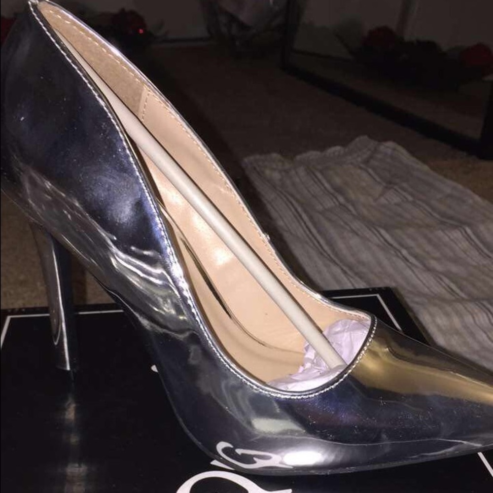 Silver metallic pointy toed heels