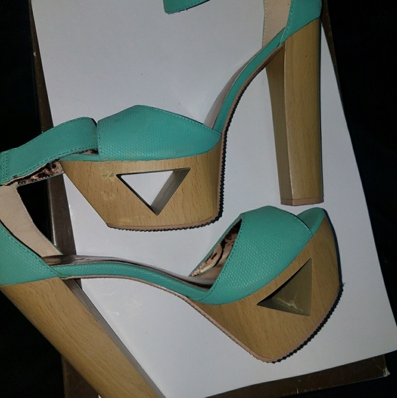 Platform Sandals - Picture 2 of 3