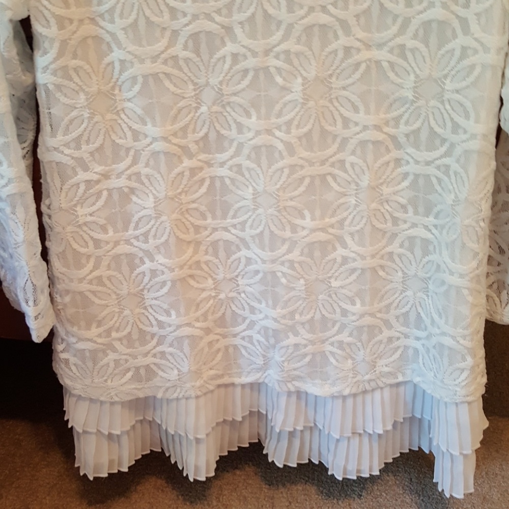 Beautiful lace top - Picture 2 of 8