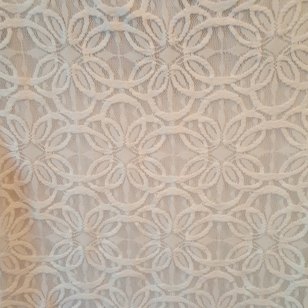 Beautiful lace top - Picture 7 of 8