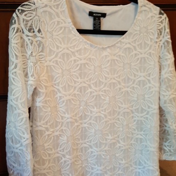 Beautiful lace top - Picture 4 of 8