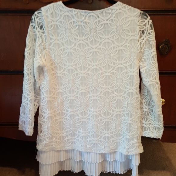 Beautiful lace top - Picture 6 of 8
