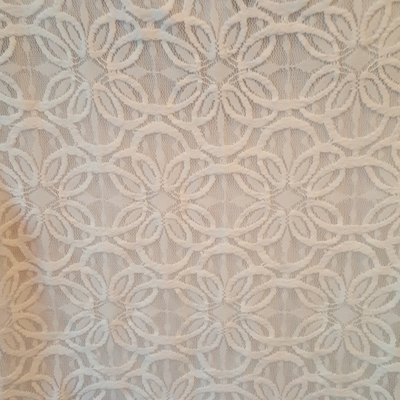 Beautiful lace top - Picture 7 of 8