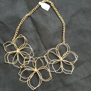 NWT Gold 3d flower necklace