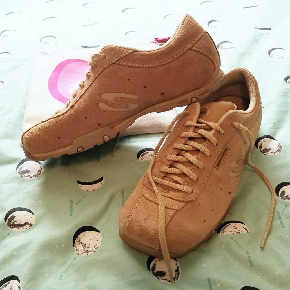 Skechers tan suede lace up shoes