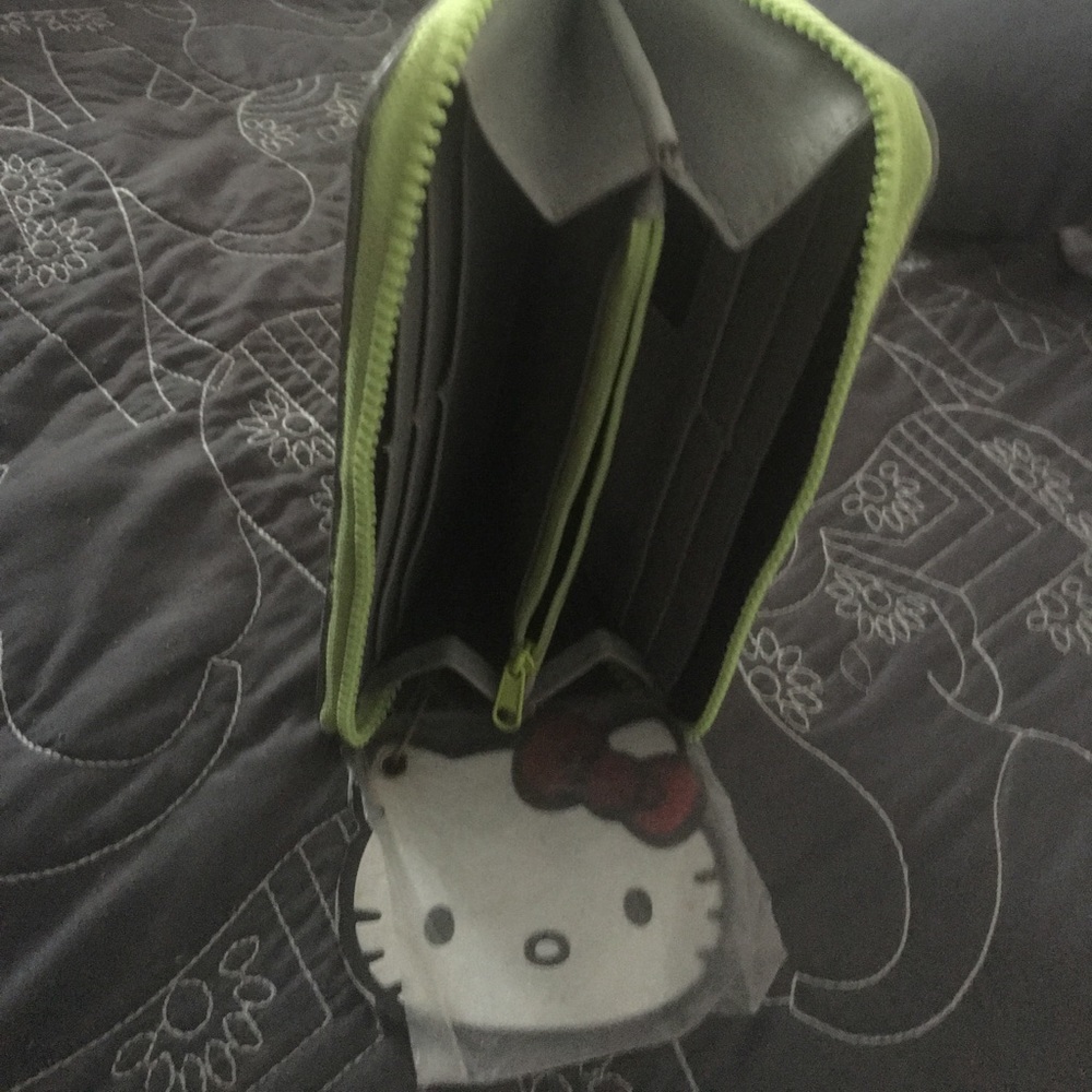 Hello Kitty Wallet!!.😘🙏🏾 hAs A soil on it!. - Picture 4 of 5